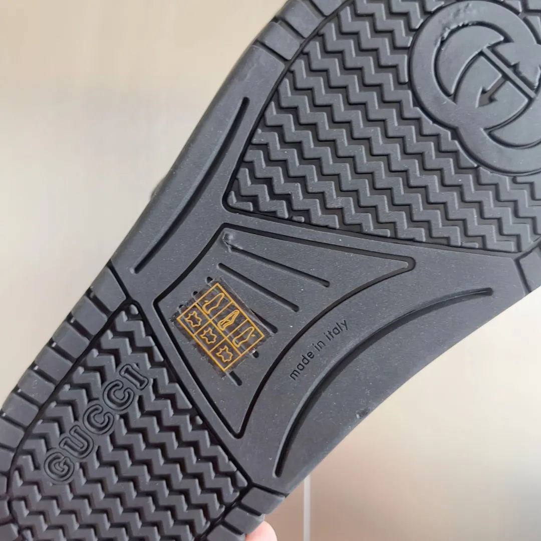 [G Home] Men's Men's Shoes💰:300💰Size:38-45 GUCC Gucci Original Order Quality 🆕2024Gucci Gucci Summer New Style Double G Presbyopia Flip-flops Cross Sandals Thick Sole Slippers Beach Shoes Original Purchase and Development Production G family's 2024 new summer dark horse items, fashion bloggers at home and abroad have put on the show, and it has become popular on social platforms at home and abroad. Fashionistas must pay for it, and they spend a lot of money to create ingenious craftsmanship and accurately restore every detail. Exquisite packaging at the delivery counter🛍📦 ▪️ Fabric: Original imported double G presbyopic leather ▪️ Lining: Original imported leather ▪️ Sole: Original open molded T men's shoes 💰U outsole ▪️ Bottom thickness: 3CM